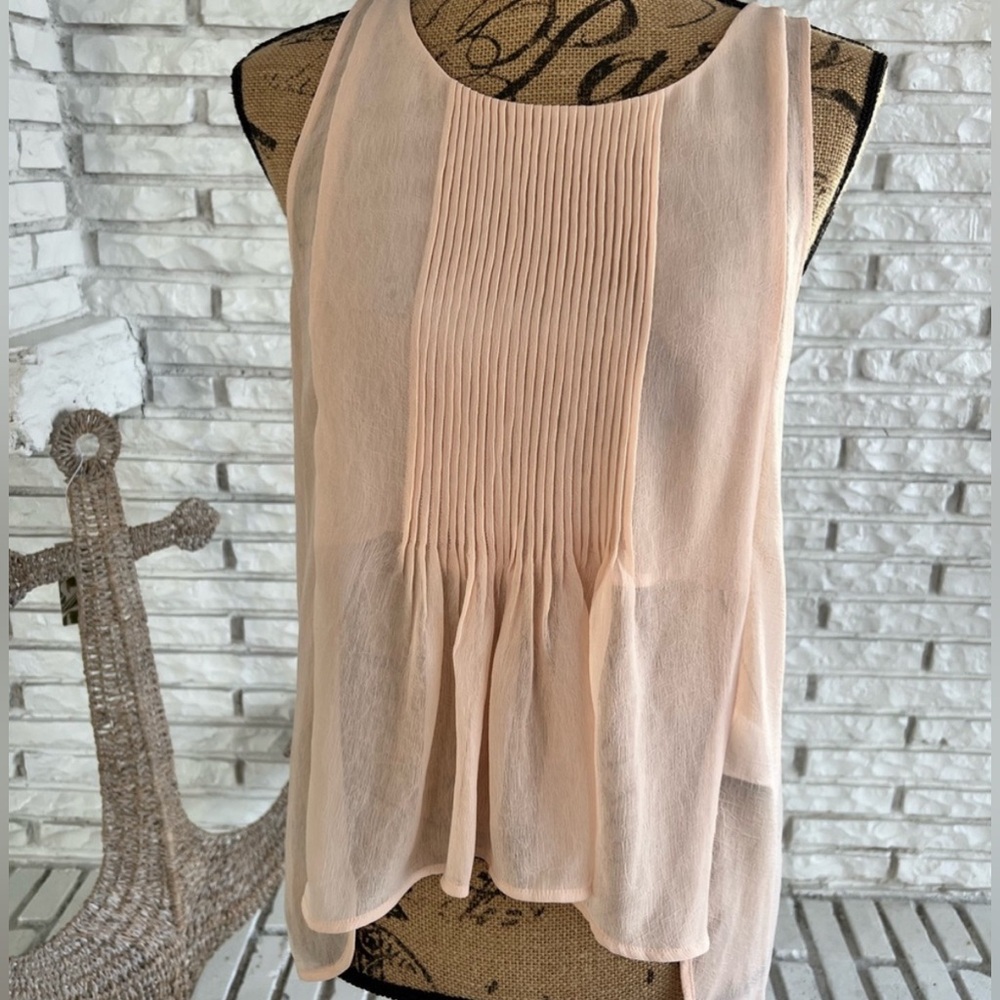 Guess Pale Peach top NWOT 
Never worn. 
Hi/Lo Hem
